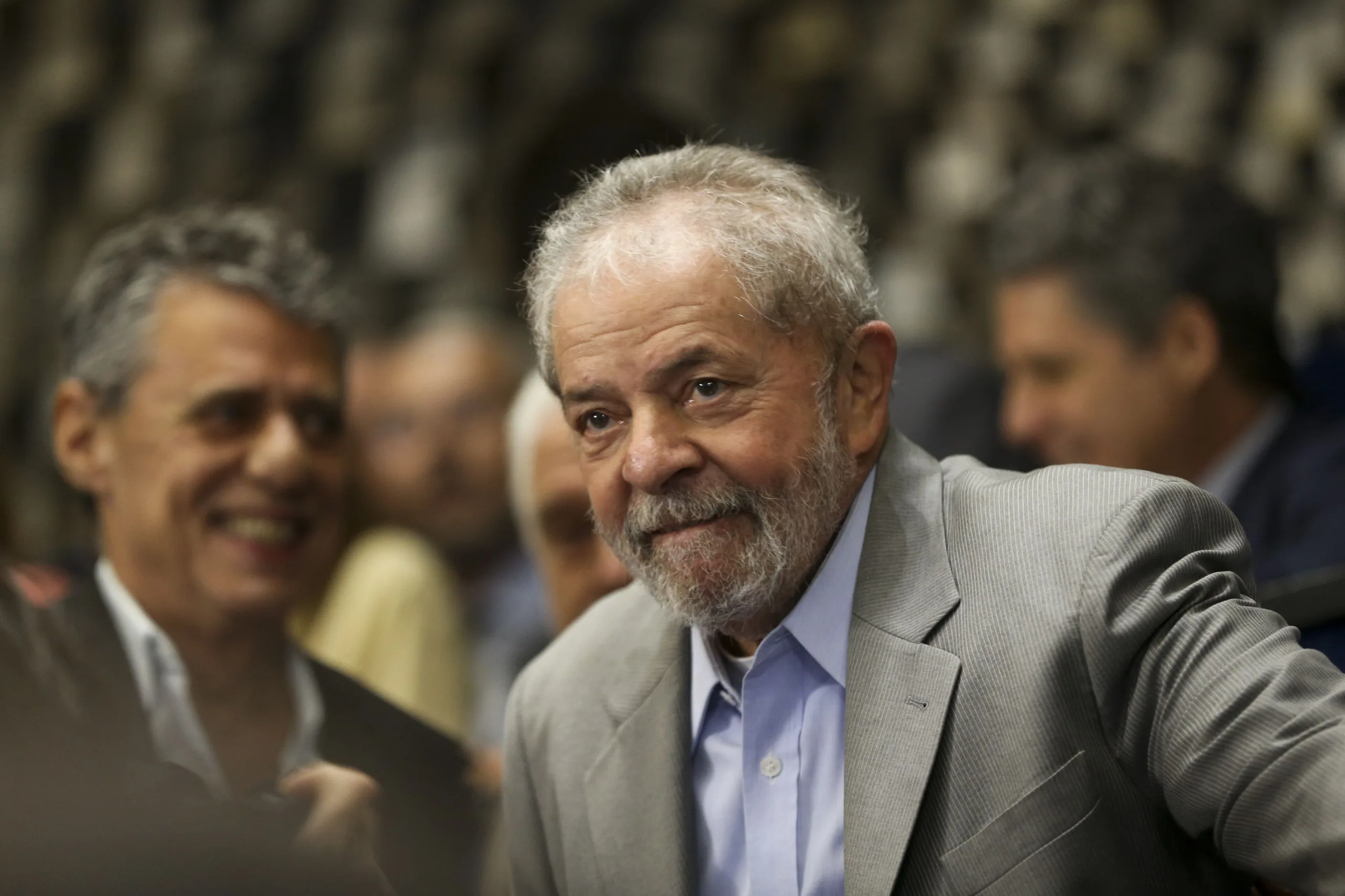 Brasília – O o ex-presidente Luiz Inácio Lula da Silva assiste a presidenta afastada Dilma Rousseff fazer sua defesa diante dos Senadores durante sessão de julgamento do impeachment. ( Marcelo Camargo/Agência Brasil)