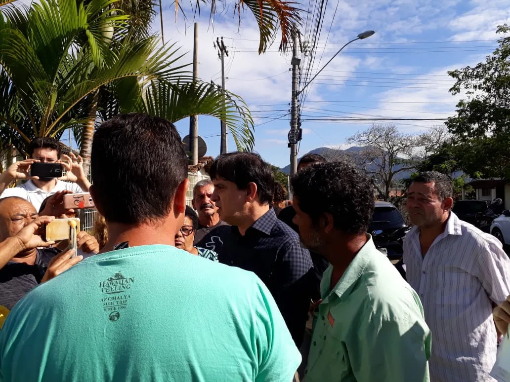 Prefeito de Guarapari promete luz para os moradores Santa Arinda