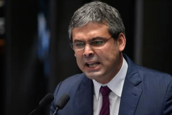 Em ato na Paulista, senador Lindbergh Farias faz ataques ao juiz Sérgio Moro