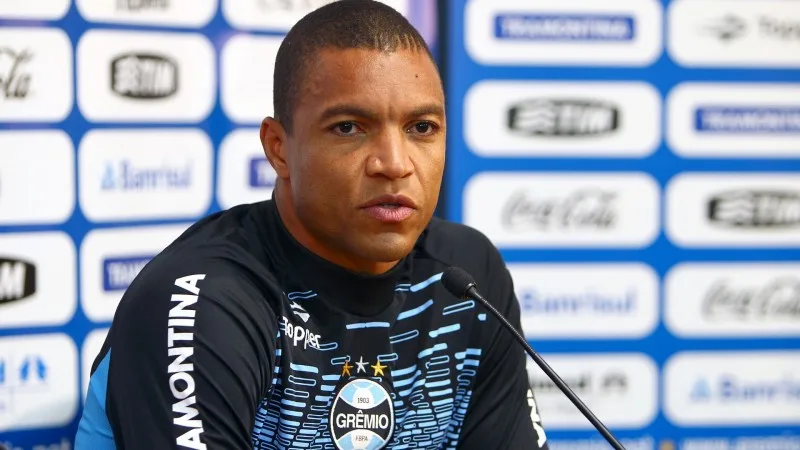 Dida se prepara para virar treinador, mas reluta em dizer que se aposentou