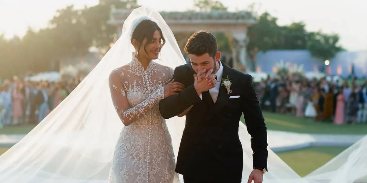 Após casamento, Nick Jonas e Priyanka Chopra abrem álbum de fotos e falam sobre as cerimônias