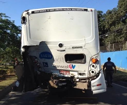 Acidente entre carreta e ônibus do Transcol deixa 30 feridos na Serra