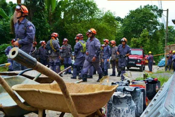 Bombeiros continuam buscas por cinco vítimas de deslizamento na Grande São Paulo