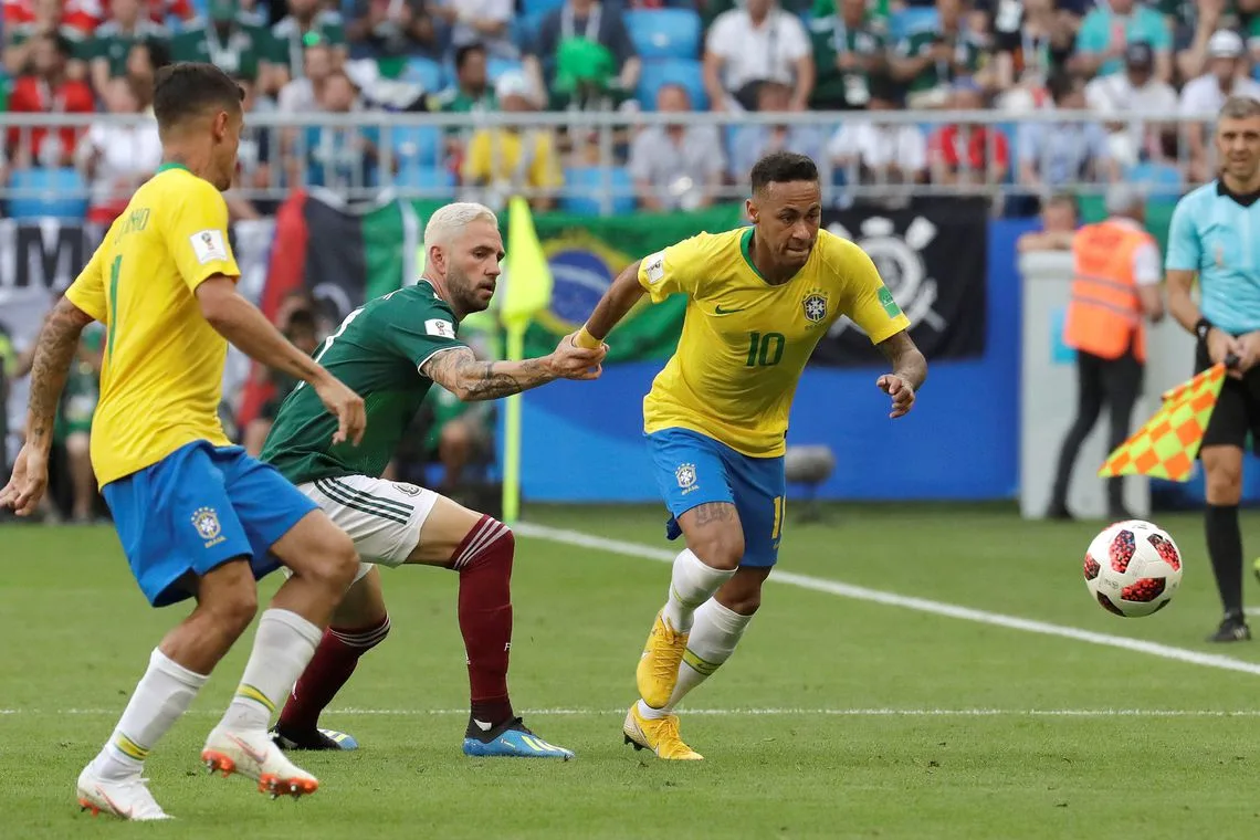 MUN53-170. SAMARA (RUSIA), 02/07/2018.- El defensa mexicano Miguel Layún (c) y el delantero brasileño Neymar (d) durante el partido Brasil-México, de octavos de final del Mundial de Fútbol de Rusia 2018, en el Samara Arena de Samara, Rusia, hoy 2 de julio de 2018. EFE/Sebastião Moreira [ATENCIÓN EDITORES: Sólo Uso editorial. Prohibido su uso en […]