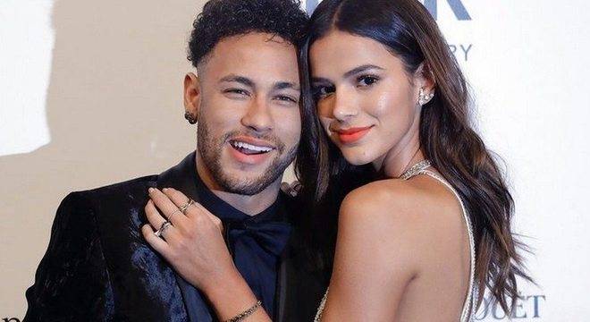 Bruna Marquezine aparece de franjinha e Neymar afirma: Fiquei  com ciúme