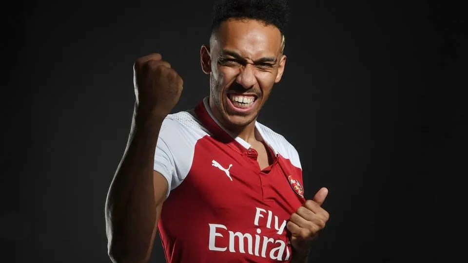 Jogador mais caro da história do clube, Aubameyang é oficializado pelo Arsenal