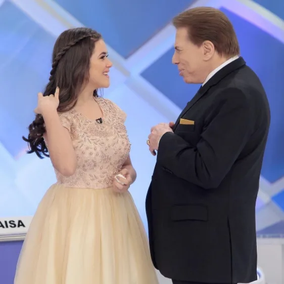 Maisa Silva se emociona ao ganhar festa surpresa de Silvio Santos