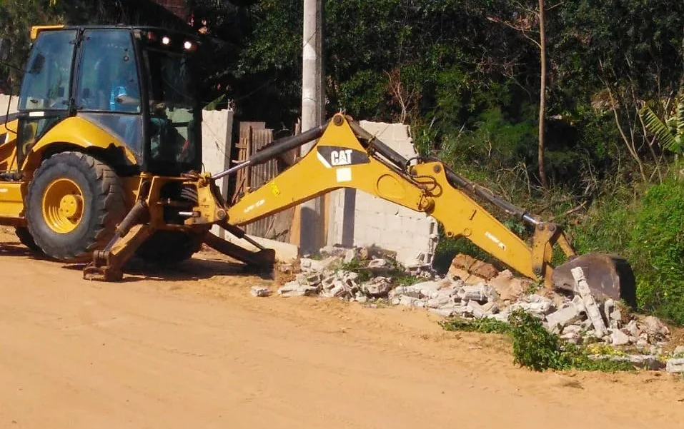 Prefeitura de Guarapari derruba muro construído em área de Manguezal no Perocão