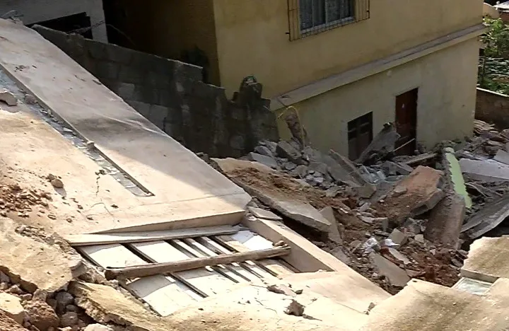 Casa de três andares desaba em Viana