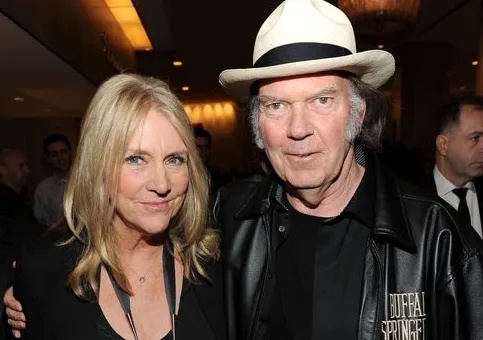 Neil Young e a atriz Daryl Hannah casaram-se, diz jornal