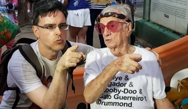 Aos 99 anos, Orlando 'Seu Peru' Drummond curte bloco em sua homenagem no Rio