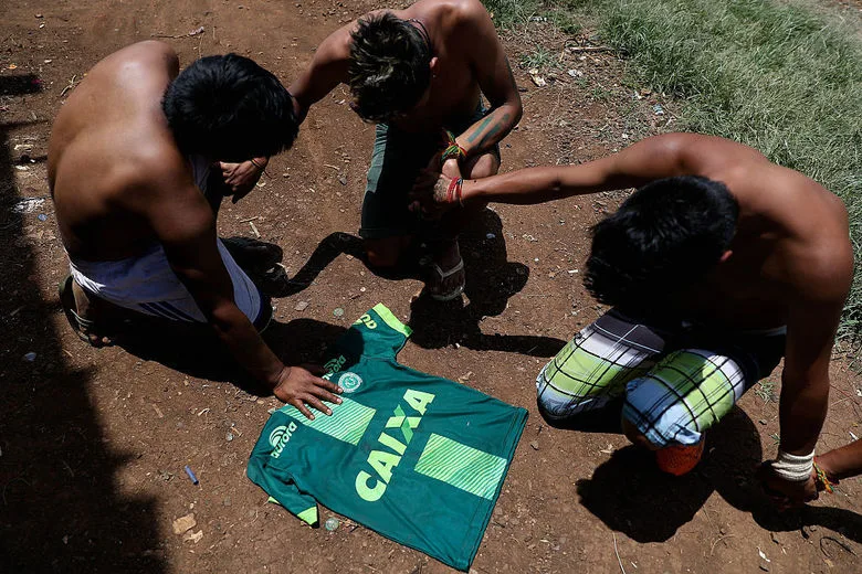 CHAPECO, BRAZIL – DECEMBER 02: Indigenous people of the ethnic Káingang, in the village Conda, which gives name to the Chapecoense stadium, on December 02, 2016 in Chapeco, Brazil. Players of the Chapecoense were killed in a plane accident in the Colombian mountains. The Arena Conda, a field of the Chapecoense wretched, owes its name […]