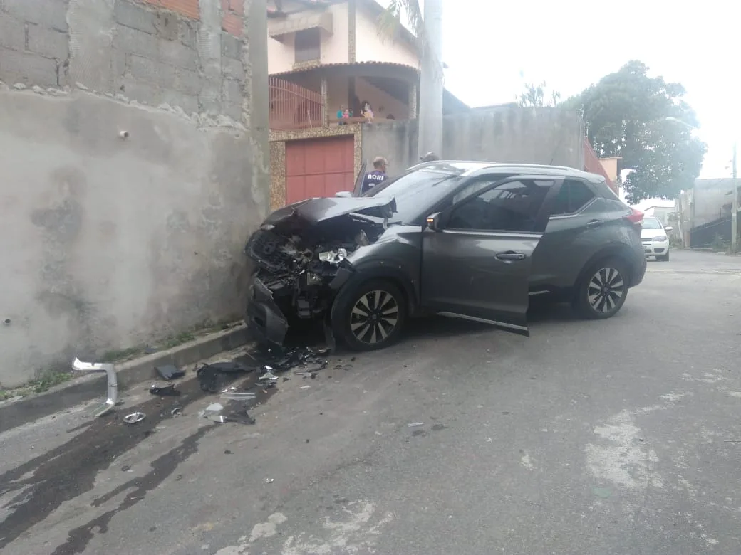 Mulher tem carro roubado ao sair de academia na Serra e suspeitos sofrem acidente durante fuga