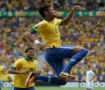 Titulares vencem treino coletivo com gol de Neymar