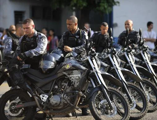 Uso de armas não letais por policiais é prioridade no país a partir desta terça-feira