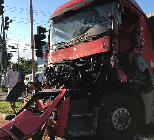 Motorista de carreta fica ferido após acidente na BR 101 na Serra