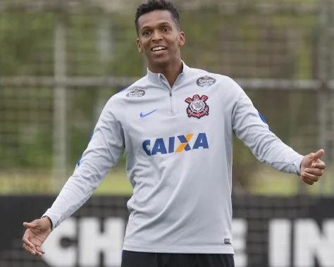 Jô volta a treinar e pode reforçar o Corinthians diante do Coritiba nesta quarta