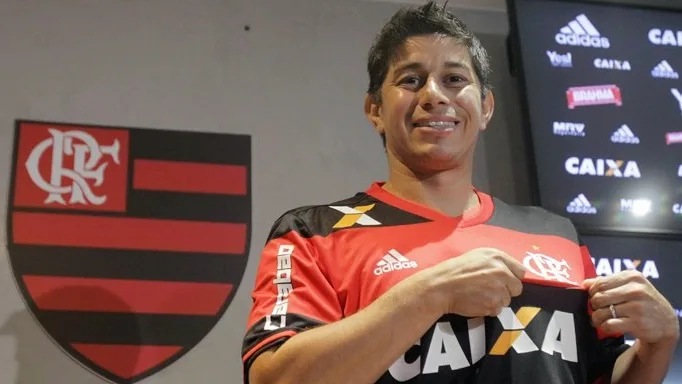 Flamengo emite nota oficial para defender contratação de Conca