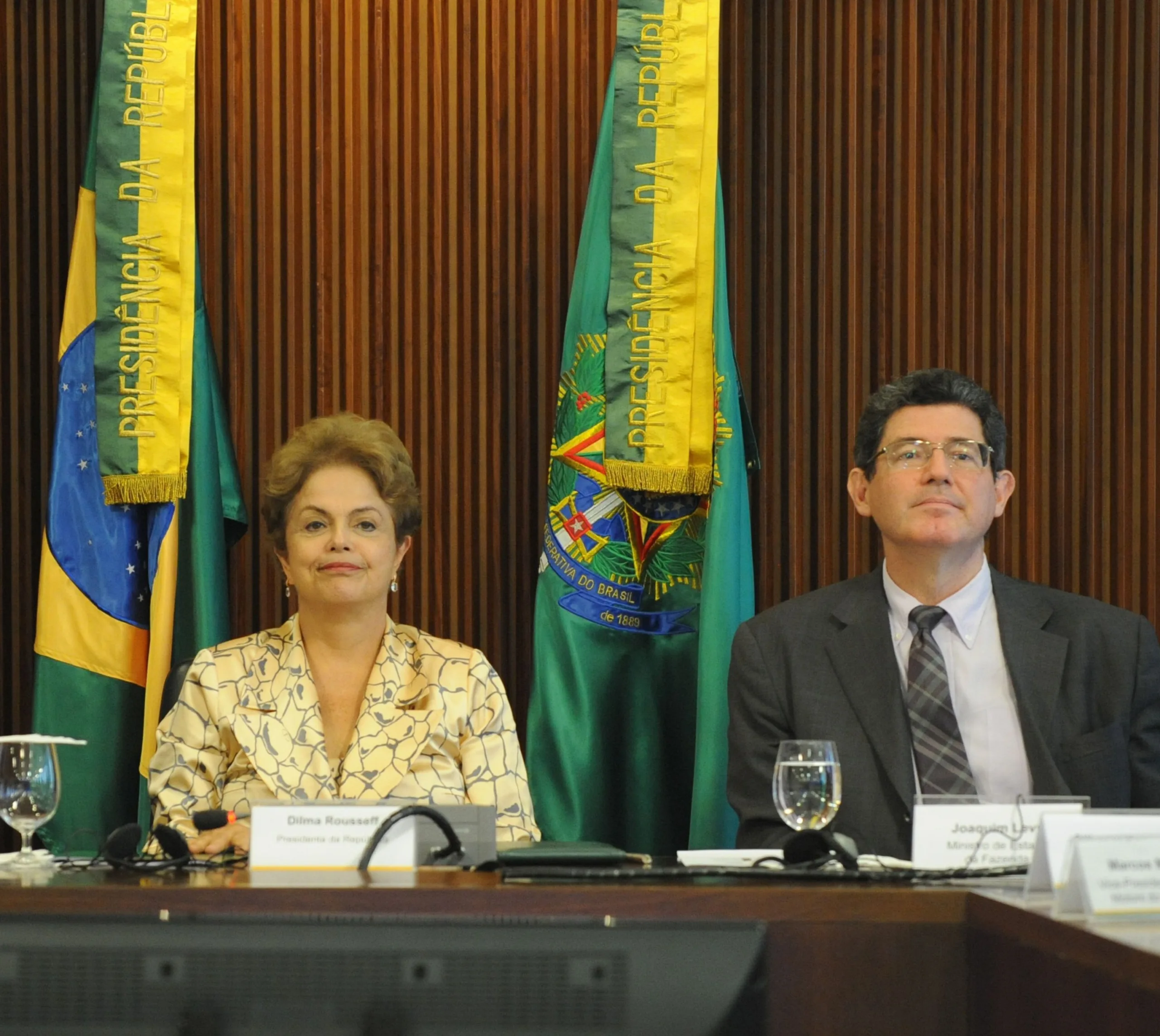 Presidenta Dilma Rousseff e os ministros Aloizio Mercadante (Casa Civil) e Joaquim Levy (Fazenda), recebem o presidente da Anfavea, Luiz Moan Yabiku Junio, e dirigentes das empresas associadas (José Cruz/Agência Brasil)