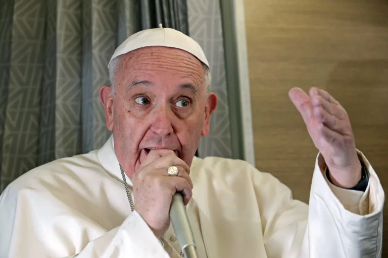 epa05155989 Pope Francis speaks to journalists aboard the flight from Italy to Cuba, 12 February 2016. Pope Francis visits Cuba and Mexico from 12 to 18 February 2016. EPA/ALESSANDRO DI MEO / POOL