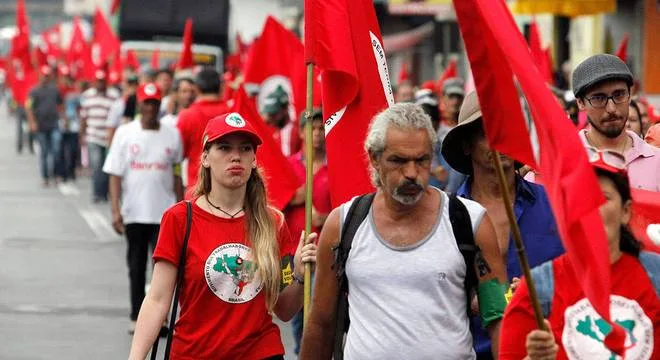 Aliados de Lula se revezam para manter 'vigília' em Curitiba