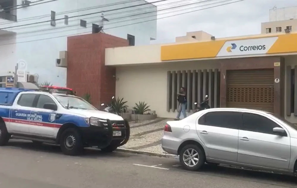 Bandido morre e outro é detido após assalto a agência dos Correios no centro de Vila Velha