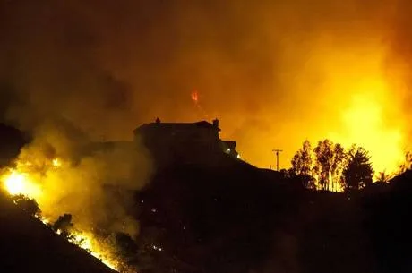 A wildfire threatens homes in San Marcos, California, on May 15, 2014. Thousands of people fled raging wildfires in roasting southern California on Wednesday as flames destroyed homes and triggered evacuations at a nuclear power plant, a military base and an amusement park. The blazes, which also closed a major north-south highway, come amid record […]