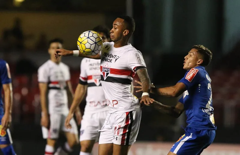 São Paulo vence, complica Cruzeiro e se afasta da zona da degola