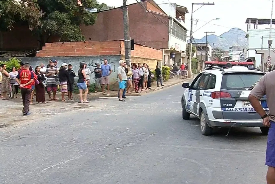 Suspeito de assalto é morto e comparsa fica ferido em ponto de ônibus em Viana