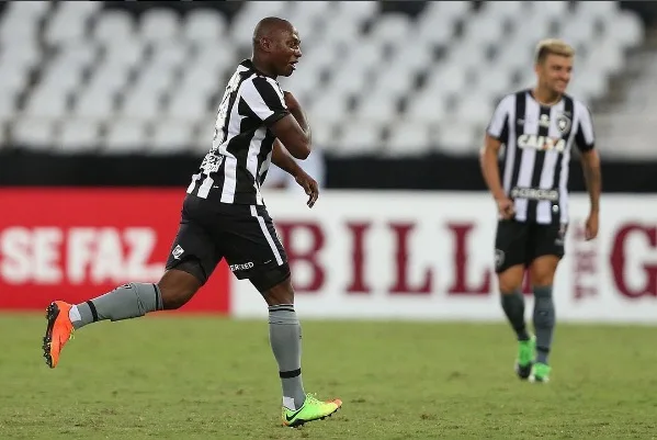 Sassá brinca e diz que gol de bicicleta foi inspirado em Rodrigo Pimpão e Camilo