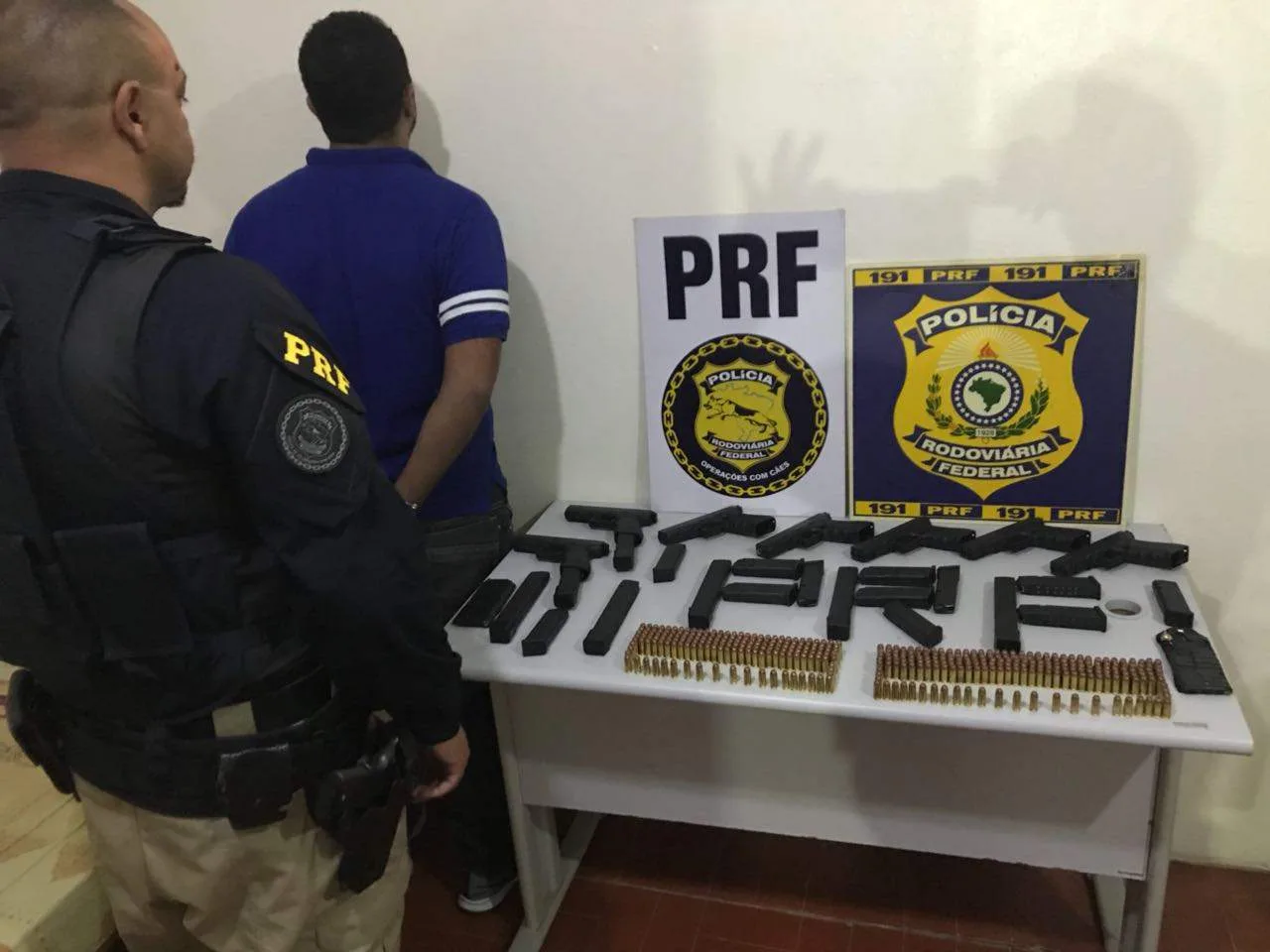 Dupla presa tentando entrar com pistolas no ES é condenada por tráfico internacional de armas