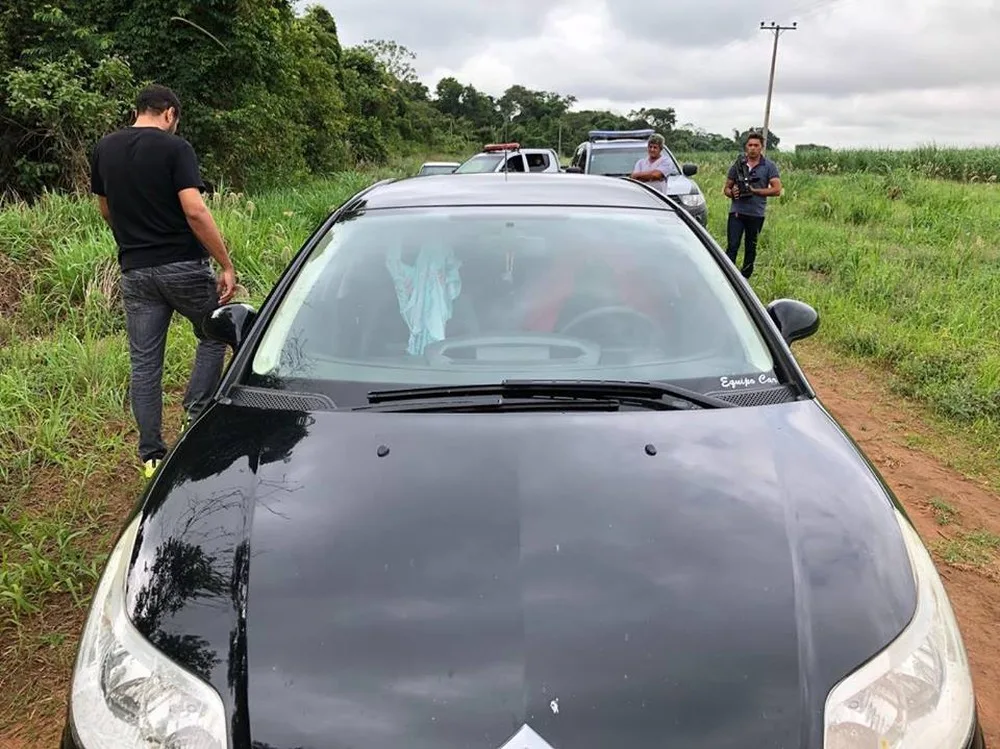 Casal morre por asfixia dentro de carro e corpos são encontrados nus