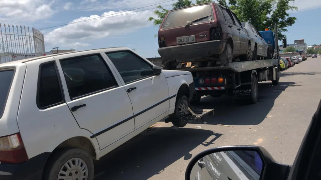 Começam a ser despachados veículos que ocupavam entorno da Polícia Civil em Guarapari