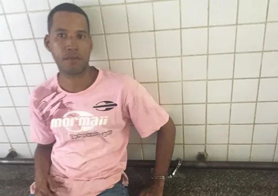 Homem com mandado de prisão em aberto é preso e drogas são apreendidas em Cariacica