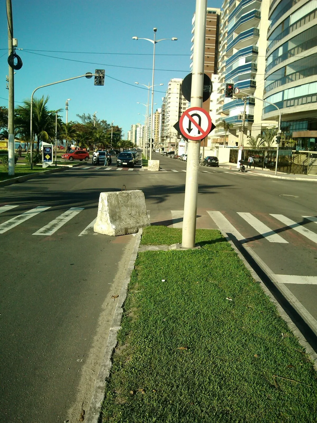 Gelo baiano provoca acidente na orla da praia de Itaparica, em Vila Velha