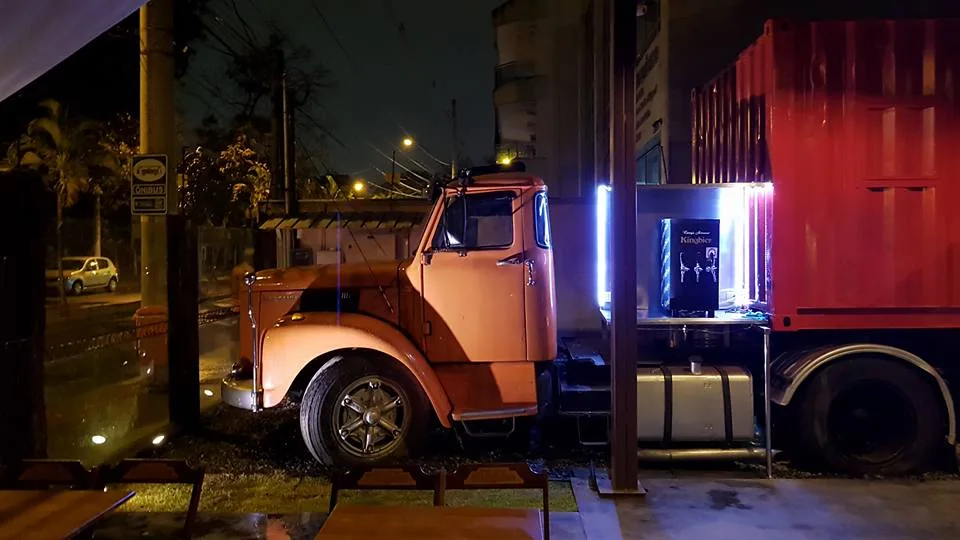 Carreta em espaço de restaurante chama atenção na Mata da Praia em Vitória