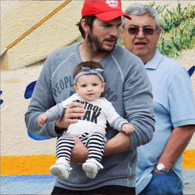 Com a filha, Ashton Kutcher e Mila Kunis aproveitam lua de mel na natureza