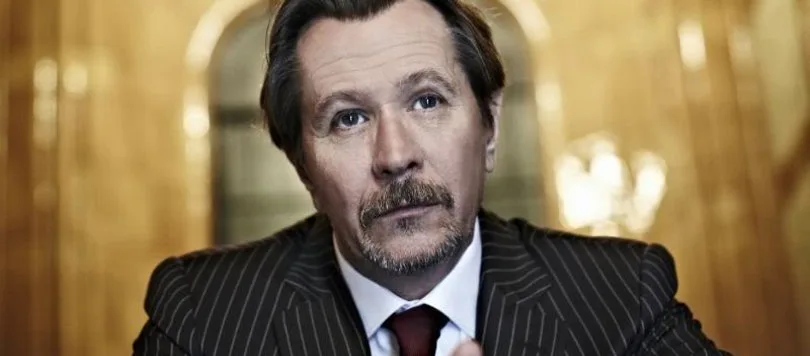 Gary Oldman dá vida ao exuberante Churchill