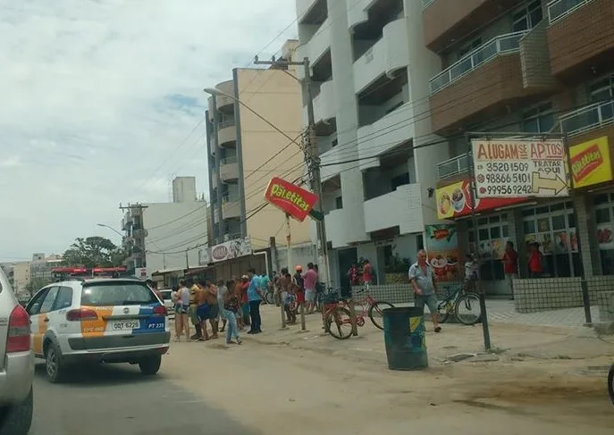 Ambulante é baleado no interior do veículo na avenida Beira Mar em Piúma