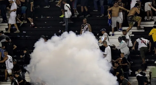 Bombas e muita confusão marcam fim do clássico entre Vasco e Flamengo