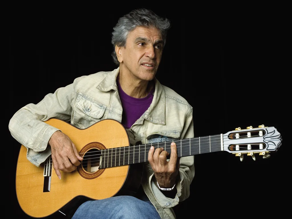 Caetano Veloso traz à Vitória nova turnê, “Abraçaço”