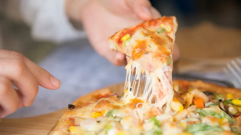 Live gastronômica ensina segredinhos para preparar receita de pizza em casa