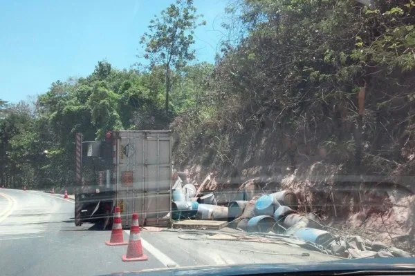 Retirada de carreta com produtos químicos pode durar 5 horas em Mimoso do Sul