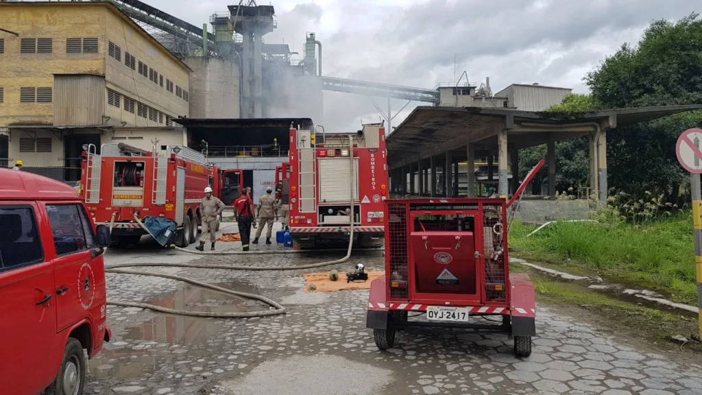 Incêndio atinge galpão da fábrica de cimento em Cachoeiro