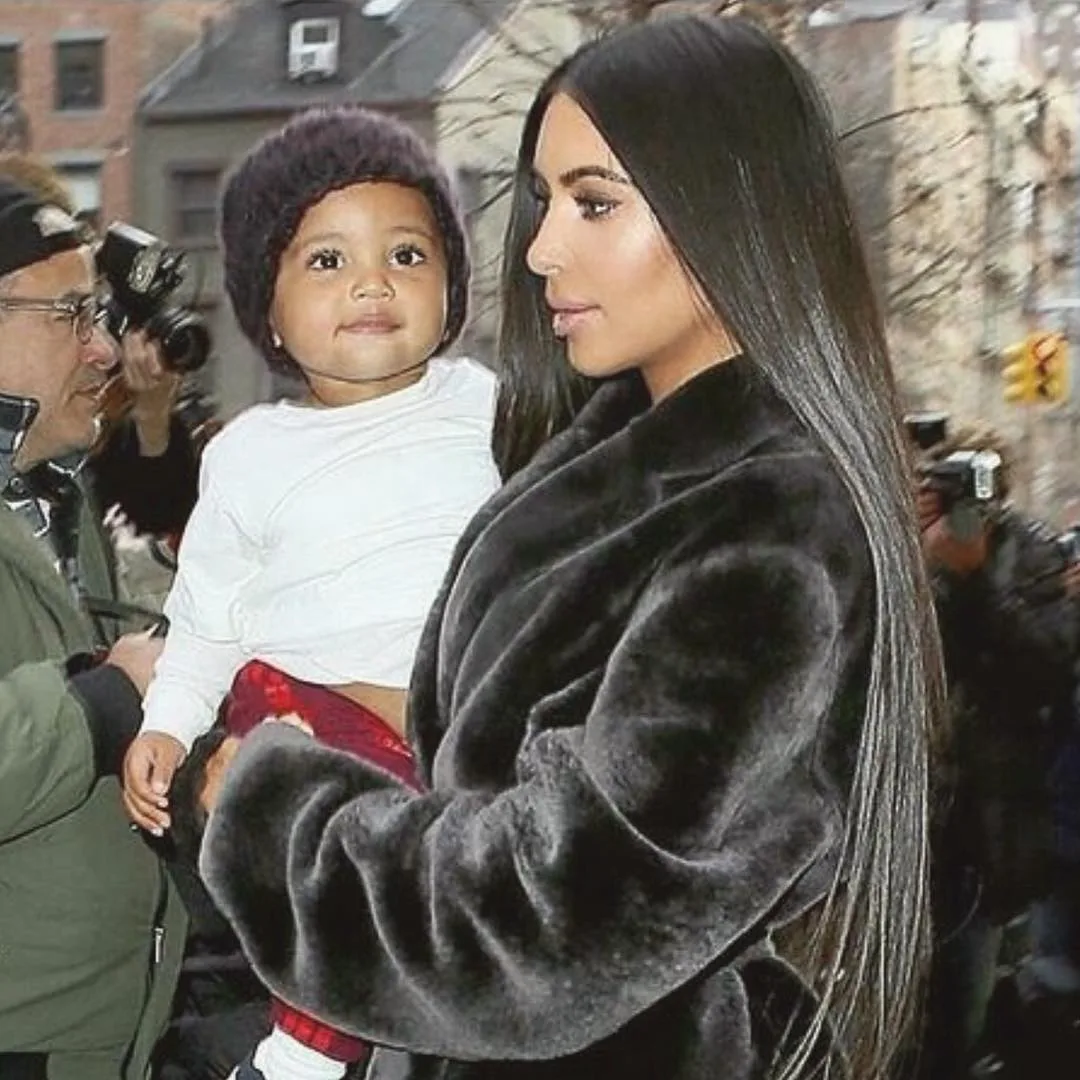 Kim Kardashian mostra foto com filho no colo e bomba nas redes sociais