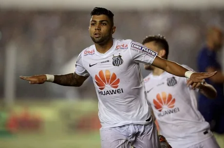 SANTOS, BRAZIL – NOVEMBER 05: Gabriel of Santos celebrates scoring the second goal during the match between Santos and Cruzeiro for Copa do Brasil 2014 at Vila Belmiro Stadium on November 5, 2014 in Santos, Brazil. (Photo by Friedemann Vogel/Getty Images) Generated by IJG JPEG Library