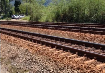 Corpo de homem é encontrado com tiro na cabeça próximo à linha de trem na Serra