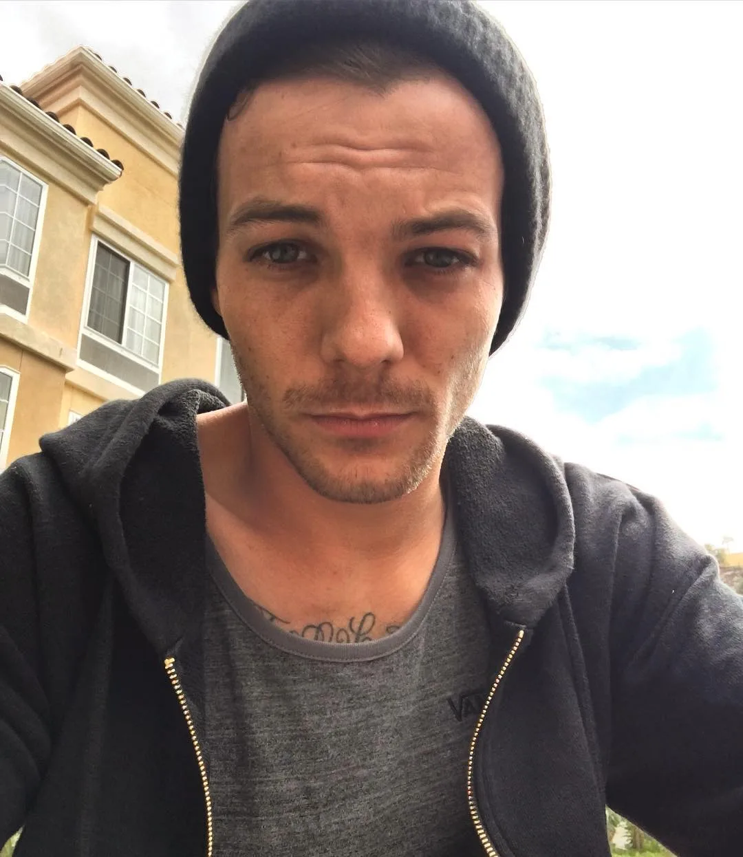 Ex de Louis Tomlinson, da One Direction, estaria impedindo o cantor de ver o filho por ciúmes