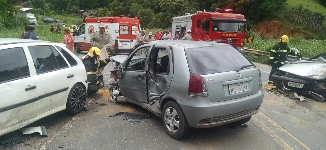 Acidente envolvendo três carros deixa feridos e interdita trânsito em Marechal Floriano