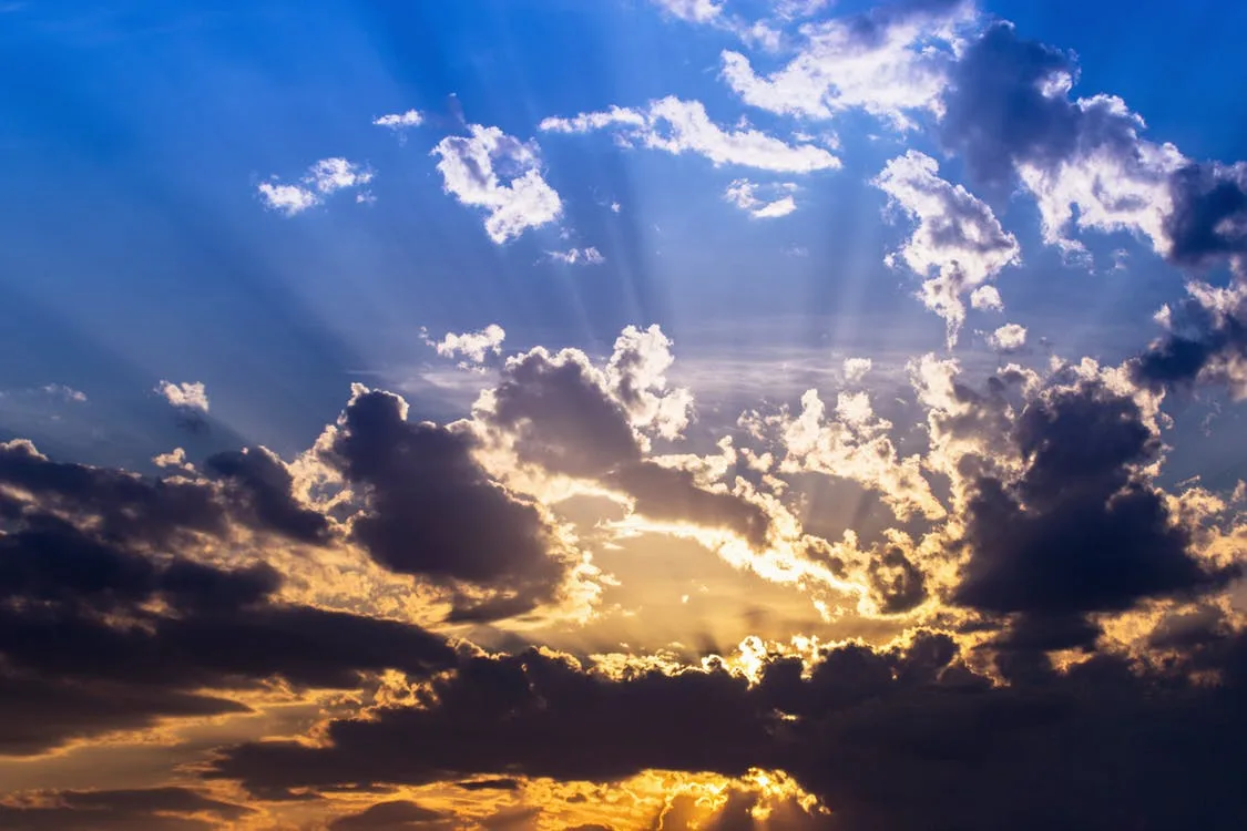 Sol entre nuvens e possibilidade de chuva. Veja a previsão do tempo no Carnaval do ES!